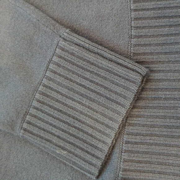 Ann Taylor Petites Low Cut V-Neck Sweater. Dark Blue Size Medium Petite - Picture 8 of 8